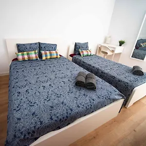 By Rambla De Catalunya Hostal